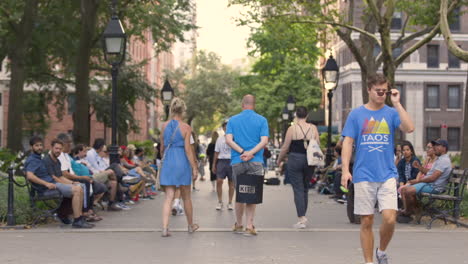 Eine-Gruppe-Von-Menschen,-Die-Durch-Den-Washington-Square-Park-In-New-York-Spazieren