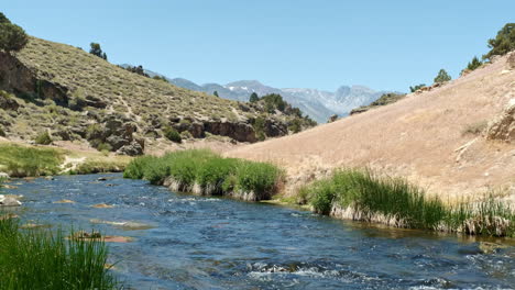 Fließender-Fluss,-Der-Durch-Den-Inyo-National-Forest-An-Der-Geologischen-Stätte-Hot-Creek-Fließt,-Blauer-Himmel-Und-Sonnenschein,-Bergige-Kulisse