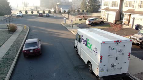 Paketzustellung-Von-Tür-Zu-Tür,-FedEx-Bodentransporter-In-Der-Straße-Eines-Wohngebiets,-Express-Lieferservice