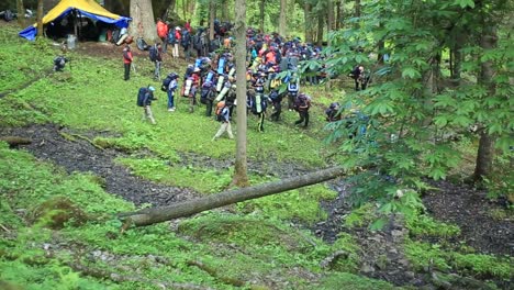 Himalaya-Bergsteiger-Eines-Bergsteiger-Ausbildungsinstituts-Auf-Dem-Weg-Zum-Trail-Mit-Lebensnotwendigen-Gütern