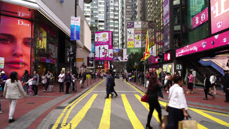 Hong-Kong-China,-Alrededor-De:-Gente-Caminando-O-Moviéndose-Por-El-área-De-La-Bahía-De-La-Calzada-En-La-Ciudad-De-Hong-Kong