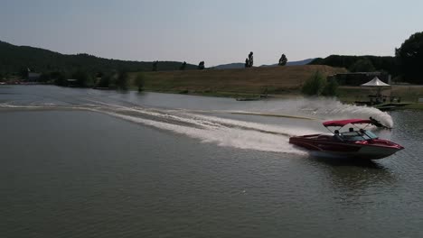 Luftbild-Tracking-Schnellboot---Wasserskifahrer-Slalom-Strecke