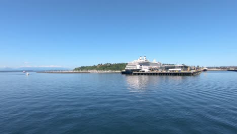 Navegando-En-Un-Bot-Con-Vistas-A-Un-Muelle-Y-Un-Crucero-De-Lujo-En-Un-Día-Soleado-De-Verano