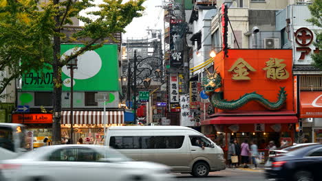 Timelapse-Lleno-De-Gente-En-El-Mercado-Callejero-De-Namba-En-La-Ciudad-De-Osaka,-Japón