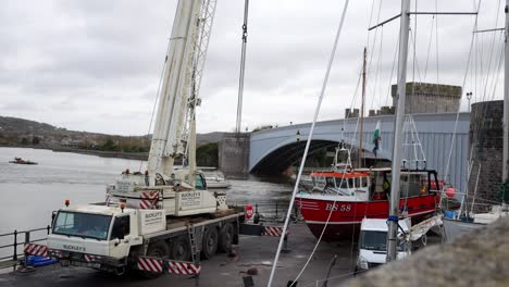 Grúa-Hidráulica-De-Elevación-Del-Vehículo-Barco-De-Pesca-En-El-Puerto-De-Gales-Conwy-Brazo-Articulado-De-Elevación