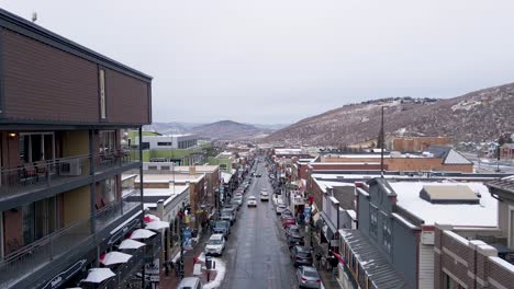 Drone-Volando-Sobre-La-Calle-Principal-En-Park-City-Utah