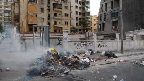 Brennender-Müll-Und-Trümmer,-Die-Von-Protesten-Während-Der-Libanesischen-Revolution-Auf-Der-Straße-Zurückgelassen-Wurden