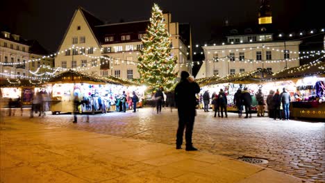 Timelapse-Del-Mercado-Navideño-De-Tallin-Y-Gente-Caminando