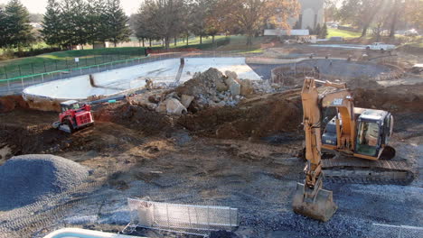 Pequeña-Excavadora-Aérea-Excavando-Tierra-Alrededor-De-Una-Piscina