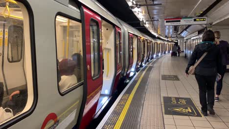 El-Metro-De-Londres-Tiene-Más-De-150-Años-Y-Es-Uno-De-Los-Sistemas-De-Tránsito-Rápido-Más-Grandes-Del-Mundo