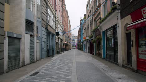 Bloqueo-En-Londres,-Toma-De-Cardán-En-Cámara-Lenta-De-La-Calle-Carnaby-Desierta,-Durante-La-Pandemia-De-Coronavirus-De-2020