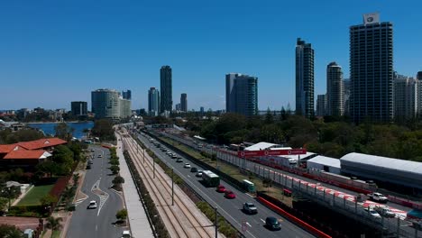 Luftaufnahme-Der-Gold-Coast-600-Supercars-Championships,-Die-Den-Stadtkurs-In-Der-Nähe-Des-Strandes-Und-Der-Hauptstraße-Zeigt