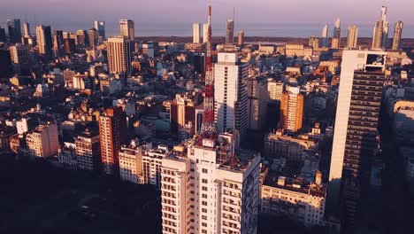 Ministerio-De-Salud---Antena-De-Desarrollo-Social,-Vista-Panoramica-De-Buenos-Aires,-Argentina,-Desde-La-Avenida-9-De-Julio,-Revelando-El-Rio-De-La-Plata-Y-La-Ciudad