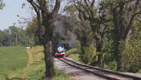 Thomas-El-Motor-Del-Tanque-Resoplando-A-Lo-Largo-De-La-Campiña-Amish-En-Un-Día-Soleado-De-Verano