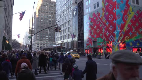 Gente-Comprando-En-La-Quinta-Avenida-Junto-A-La-Tienda-Louis-Vuitton-Durante-Las-Vacaciones-De-Navidad,-Tráfico-Peatonal-Intenso,-Gran-Angular