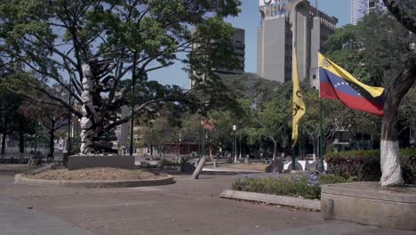 Bandera-Venezolana-Ondeando-En-La-Plaza-Francia,-También-Conocida-Como-Plaza-Altamira,-En-Chacao,-Caracas,-Venezuela