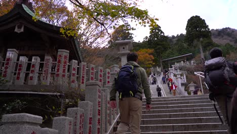 Subiendo-Escalones-De-Piedra-Hacia-El-Famoso-Afuri-Jinja-Cerca-De-Tokio,-Japón-Durante-El-Otoño