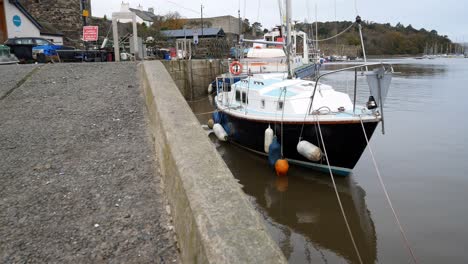 Kommerzielle-Yacht-Vor-Anker-Im-Hafen-Von-Conwy,-Nordwales