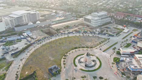 Rotating-aerial-view-of-the-landmark-statue-Arco-de-Emperador-at-C5-of-Arcovia-city