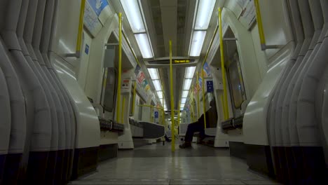 Mirando-Hacia-Abajo-El-Carro-En-Movimiento-Del-Tren-De-La-Línea-Metropolitana