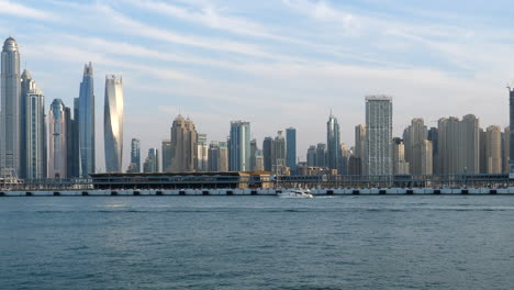 Schwenk-über-Wolkenkratzer-Im-Hafen-Der-Jumeirah-Beach-Residence,-Dubai