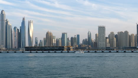 Panorámica-Sobre-Los-Rascacielos-En-El-Puerto-De-La-Residencia-De-La-Playa-De-Jumeirah,-Dubai