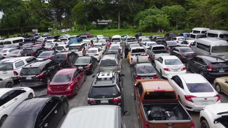 Luftaufnahme:-Drohne-Fliegt-Vorwärts-über-Die-Rückseiten-Von-Autos,-Die-Auf-Der-Parkzone-In-Der-Warteschlange-Stehen-Und-Auf-Die-Fähre-Von-Der-Insel-Koh-Chang-Zum-Festland-Von-Trat,-Thailand,-Asien-Warten