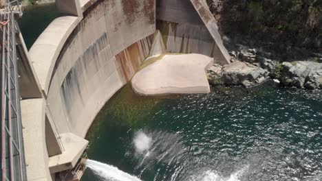 Hombre-Salta-De-La-Presa-Del-Río-Yuba,-Doble-Voltereta-Hacia-Atrás-Extendida-En-La-Piscina