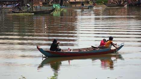 Familie-Im-Boot-Im-Schwimmenden-Dorf