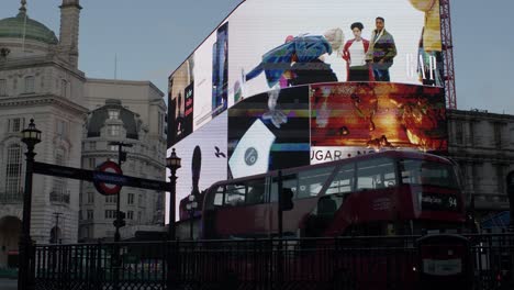 Autobús-Rojo-Esperando-Por-Piccadilly-Circus-Durante-El-Cierre-Por-La-Mañana