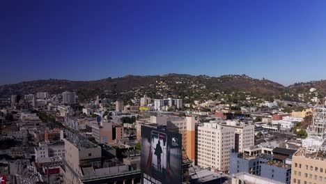 Toma-Aérea-Ascendente-Y-Panorámica-Del-Centro-De-Hollywood-Y-Hollywood-Blvd