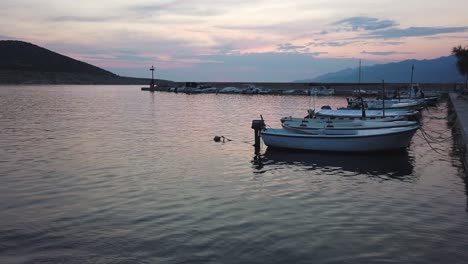 Los-Barcos-Yacen-Tranquilos-Y-Seguros-En-El-Puerto-Deportivo,-Mientras-El-Día-Llega-A-Su-Fin