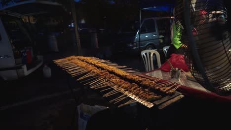 Gente-Local-Vendiendo-Comida-Callejera-En-El-Mercado-Nocturno