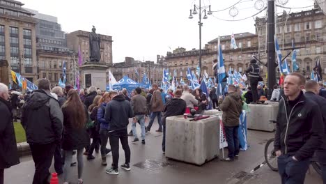 Zeitraffer-Einer-Massenaufnahme-Von-Menschen-Bei-Einer-Unabhängigkeitskundgebung-Am-George-Square