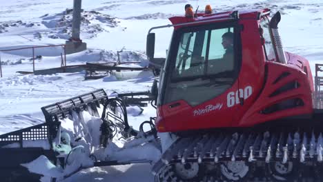 Pistenbully-Nähert-Sich-Der-Kamera-Und-Parkt