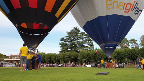 Dos-Globos-De-Aire-Caliente-Preparándose-Para-Lanzar-En-Campos-Verdes-De-Italia