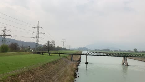 Una-Escena-Pintoresca-Con-El-Campo,-Un-Puente-Y-Un-Río-En-El-Sur-De-Alemania