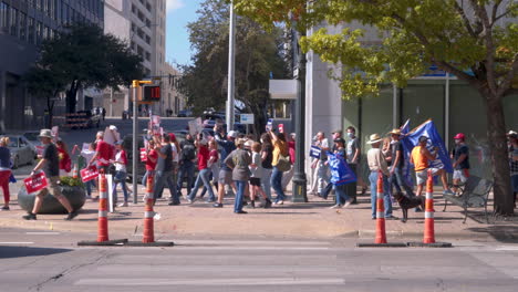 Trump-Anhänger-Marschieren-Aus-Protest-Gegen-Die-Ergebnisse-Der-US-Präsidentschaftswahlen-2020-In-Der-Innenstadt-Von-Austin,-Texas-–-4K