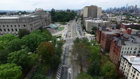 Wunderschöne-Luftaufnahme-Des-Brooklyn-Museums,-Das-über-Die-Bäume-Des-Eastern-Parkway-Fliegt,-4K