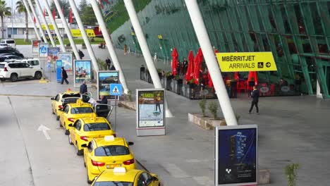 Aeropuerto-Madre-Teresa-En-Tirana-Albania-Con-Taxis-Amarillos-Esperando-Pasajeros-En-Las-Llegadas