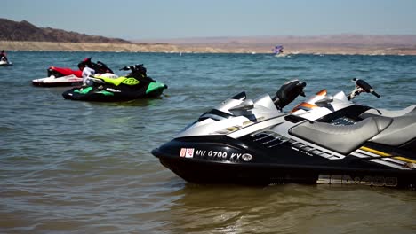 Jetskis-Schaukeln-Im-Wasser-Des-Lake-Mead