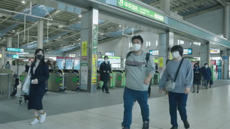 Tokio,-Japón---Personas-Con-Máscaras-Faciales-Que-Pasan-Por-Las-Puertas-De-Entrada-En-La-Estación-Shinagawa-Jr---Cámara-Lenta