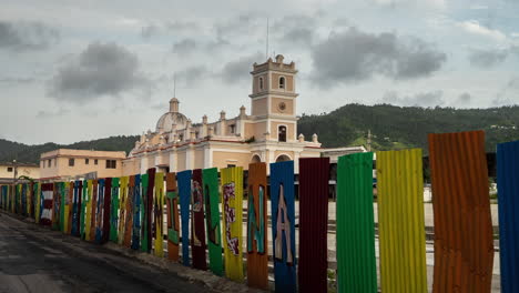 Lapso-De-Tiempo-De-Las-Nubes-Y-El-Tráfico-De-La-Ciudad-Por-La-Iglesia-Católica-En-El-Centro-De-La-Ciudad-De-Cayey,-Puerto-Rico