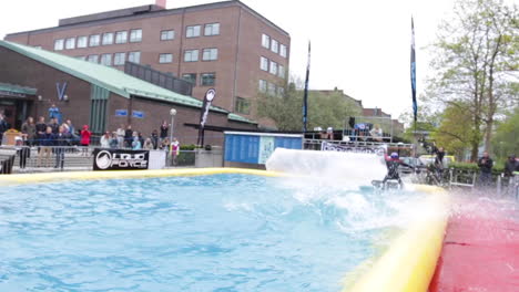 Wakeboarder-Patrocinado-Por-Redbull-Haciendo-Trucos-En-El-Aire-Y-Aterriza-En-Una-Gran-Piscina-De-Agua