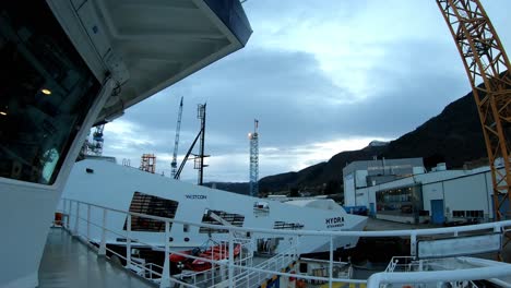 Tielapse-Temprano-En-La-Mañana-Con-Nubes-En-Movimiento-Vistas-Desde-Un-Barco-En-Dique-Seco---Westcon-Noruega