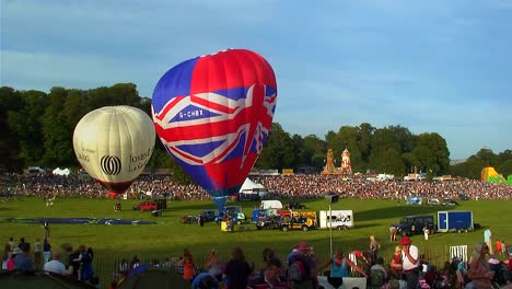 Preparando-Dos-Globos-Aerostáticos-Para-Despegar-En-El-Festival-De-Globos-De-Bristol