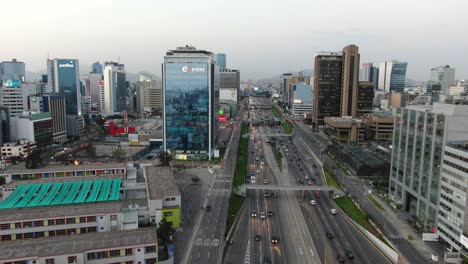 Imágenes-Aéreas-De-Drones-De-4k-Que-Pasan-Cerca-De-Los-Edificios-Gls-Y-Scotiabank-Y-Miran-El-Impresionante-Edificio-De-Entel-En-El-Distrito-Financiero-De-Lima,-Perú