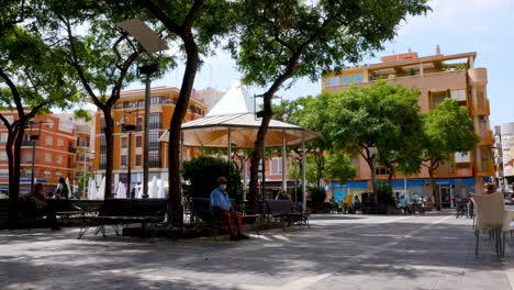 Gente-Disfrutando-De-Un-Cálido-Día-De-Verano-En-Santa-Pola,-España,-A-Pesar-Del-Covid-19