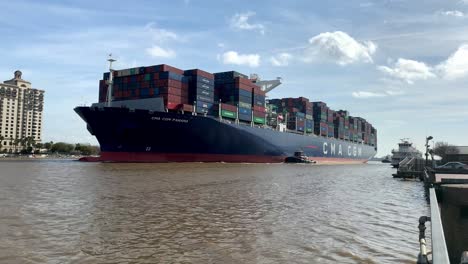 Barco-Portacontenedores-Navega-Hacia-El-Puerto-De-Savannah,-Savannah,-Georgia