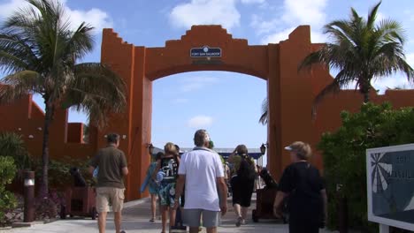 Eingangsbogen-Auf-Half-Moon-Cay-Island,-Bahamas